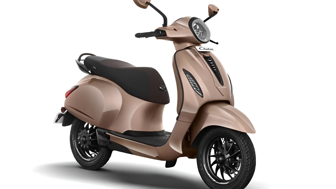 गरीबो के लिए लेकर आया Bajaj Chetak EV 3.5 kWh बैटरी 50,000 किमी वारंटी ब्लूटूथ कनेक्टिविटी और मोबाइल ऐप के साथ