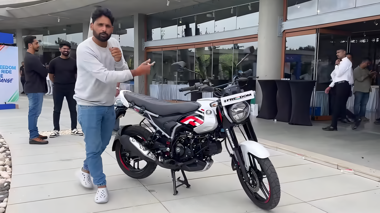 पहली बार ले कर आया CNG + पेट्रोल Bajaj Freedom 5-स्पीड गियरबॉक्स LCD स्क्रीन के साथ Bluetooth कनेक्टिविटी