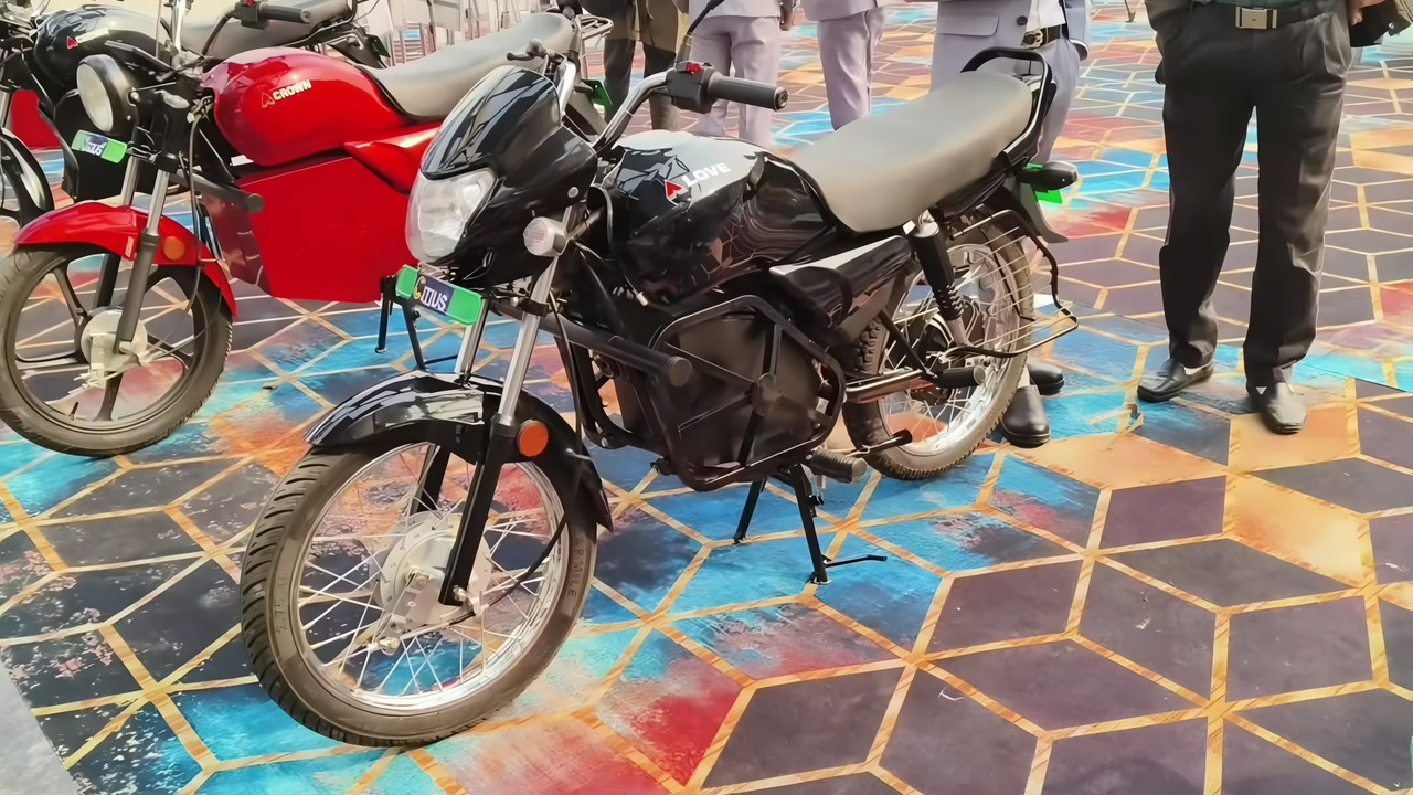 सब की दिल पर राज करने आया HF Deluxe EV Bike 250 किमी का रेंज IBS टॉप स्पीड 85 किमी/घंटा ऑटोमैटिक सेंसर के साथ ले कर आया