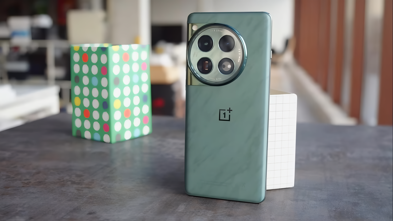 अगर आपको लेटेस्ट फ़ोन की नीड हो तो One Plus 12 5g ले कर आया LTPO टेक्नोलॉजी 1 TB स्टोरेज 3x optical zoom 26 मिनट में पूरा चार्ज