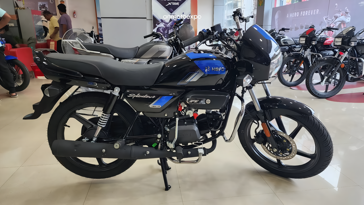 सबकी पहली पसंद Splendor Plus New Model 2025 दमदार लुक XTEC वेरिएंट में LED डेलाइट ब्लूटूथ कनेक्टिविटी USB चार्जिंग पोर्ट एक ही बाइक में अनेक फीचर्स आज ही खरीदे